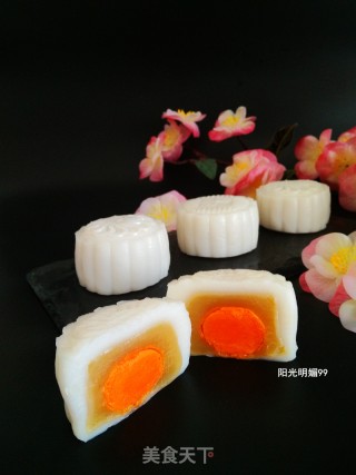 Snowy Mooncake with Lotus Seed Paste and Egg Yolk recipe