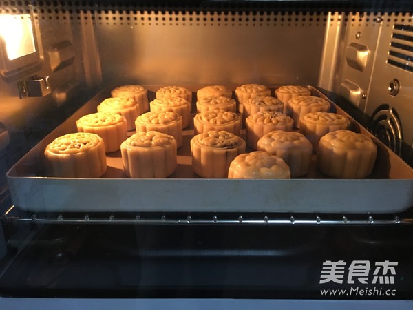 Cantonese Egg Yolk Bean Paste Mooncake recipe