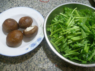 Stir-fried Chrysanthemum with Mushrooms recipe