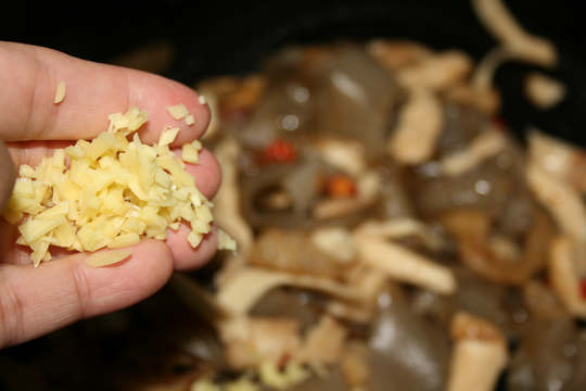 Stir-fried Xiuzhen Mushrooms with Fresh Potato Noodles recipe