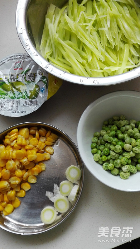 Lettuce with Olives and Vegetables recipe