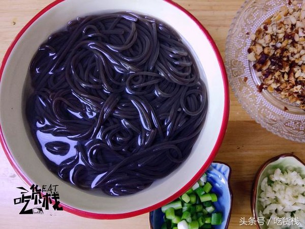 Refreshing and Delicious Summer Vegetable Dish with Cold and Sour Fern Root Noodles recipe