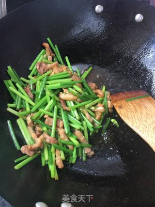 Stir-fried Pork with Leek Moss recipe