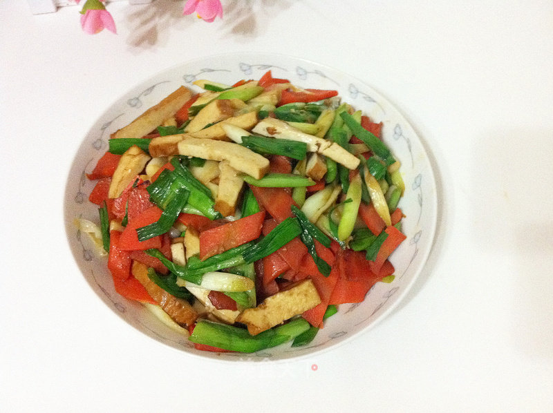 Stir-fried Carrots with Fragrant Green Garlic recipe