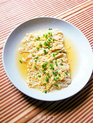 Enoki Mushrooms Mixed with Garlic recipe