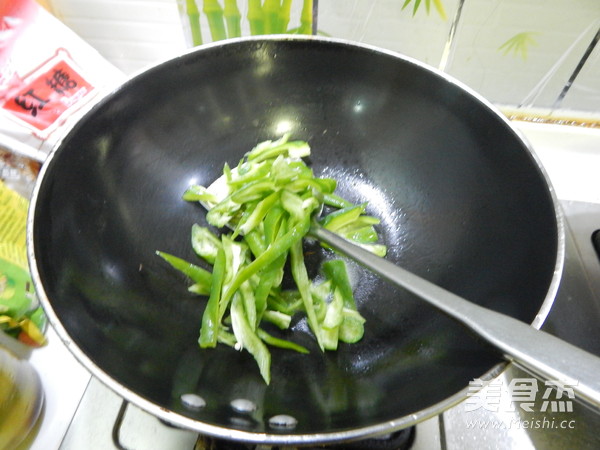 Stir-fried Vegetarian Chicken Wings with Green Peppers recipe