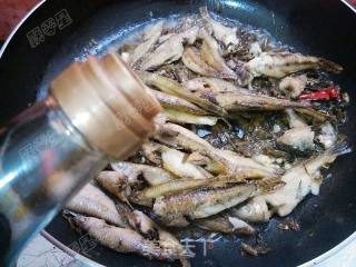 Braised Small Fish with Pickled Vegetables recipe