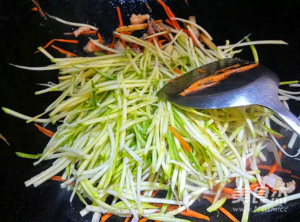 Zucchini Stir-fried Three Shreds recipe