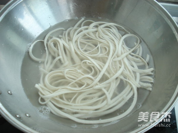 Stir-fried Pork Noodles with Fungus recipe