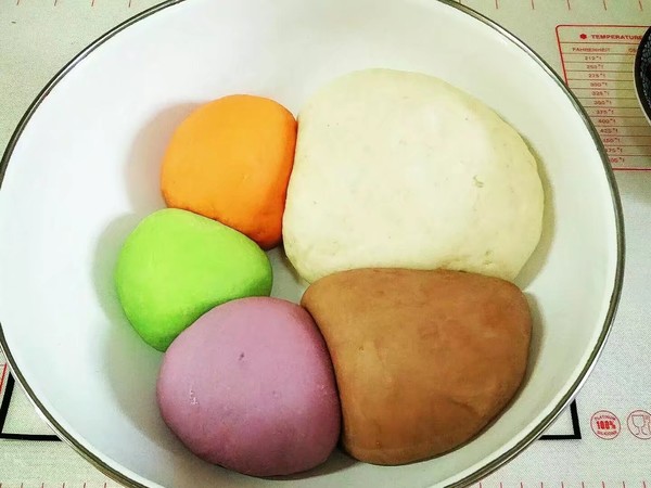 Jujube Steamed Buns with Colorful Vegetable Juice recipe
