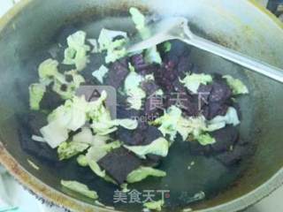 Stir-fried Black Rice Cake with Cabbage recipe