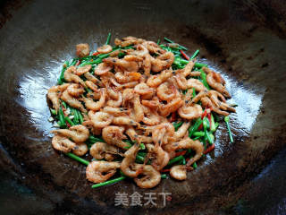 Stir-fried River Prawns with Leek Flowers recipe