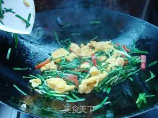 Stir-fried Chives with Egg and Red Pepper recipe