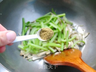 Refreshing and Good Taste-stir-fried Parsley Tofu recipe