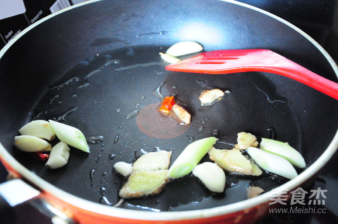 Stir-fried Pigeon with Mushrooms and Dried Bamboo Shoots recipe