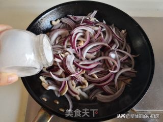 Stir-fried Shredded Pork with Onion recipe