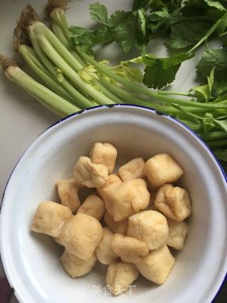 Stir-fried Tofu with Parsley recipe