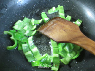 Stir-fried Bean Tendons with Green Peppers and Carrots recipe