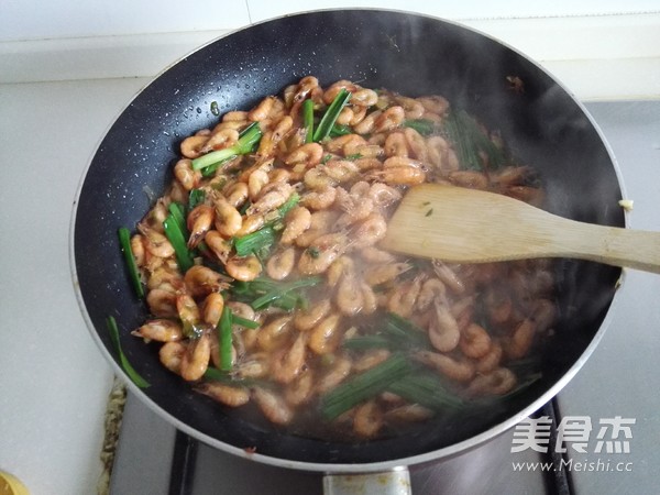 Stir-fried River Prawns with Garlic Leaves recipe