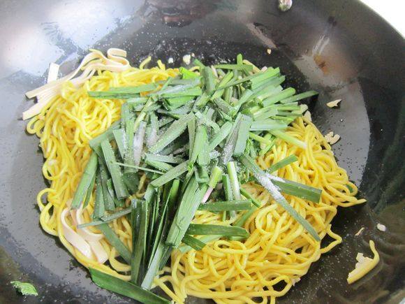 Stir-fried Yellow Noodles with Leek recipe