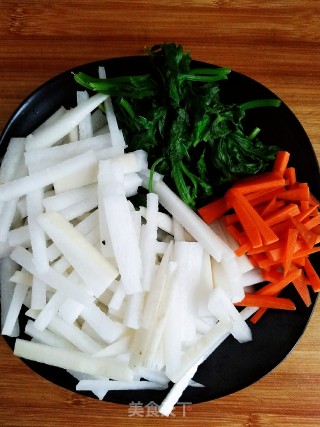 Celery Leaves Mixed with Shredded Radish recipe