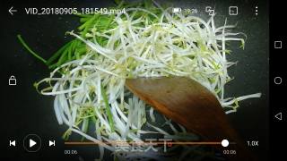 Stir-fried Pork Shreds with Leek and Bean Sprouts recipe