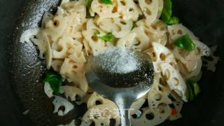 Fried Lotus Root Slices-nourishing Yin and Nourishing Lungs in Autumn recipe