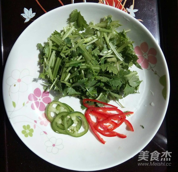 Coriander Mixed with Shredded White Radish recipe