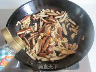 Stir-fried Shredded Chicken with Hang Pepper Dried Mustard Vegetables recipe