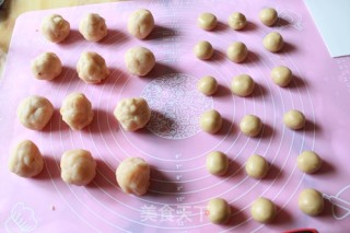 Cantonese-style Moon Cake with Beef Cubes with White Cloud Beans and Pine Nuts recipe