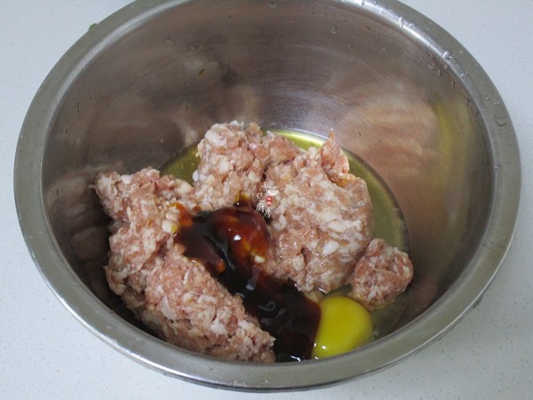 Chicken and Black Fungus Pork Dumplings recipe