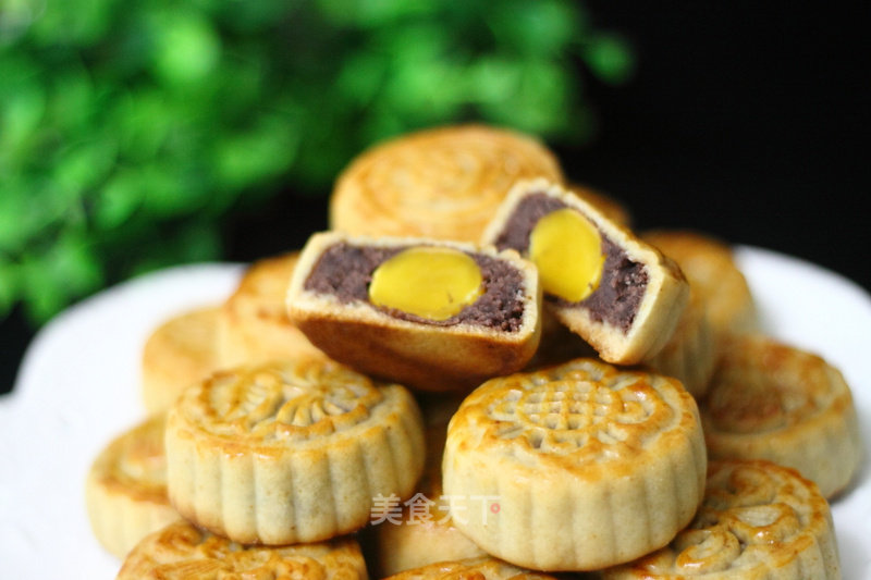 Cantonese Egg Yolk Mooncake recipe