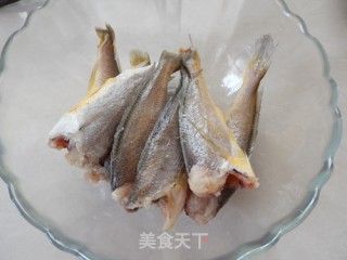 Braised Yellow Croaker with Pickled Vegetables recipe