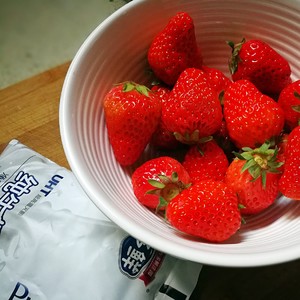 Strawberry Honey Milkshake recipe