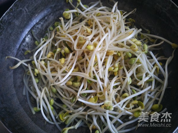 Fried Noodles with Soy Sprouts recipe