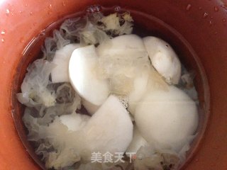 Run Qiuzao-stewed Sydney Tremella with Rock Sugar recipe