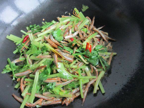 Stir-fried Small Herring with Parsley recipe