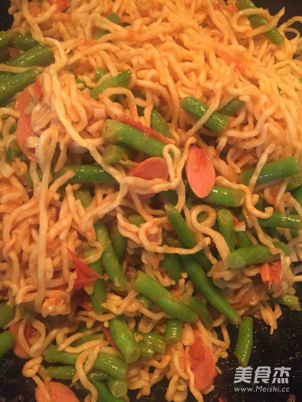 Noodles with Tomatoes and Beans recipe