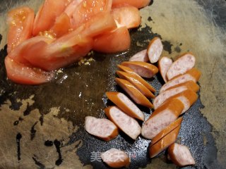 Fried Noodles with Tomato Crispy Sausage recipe