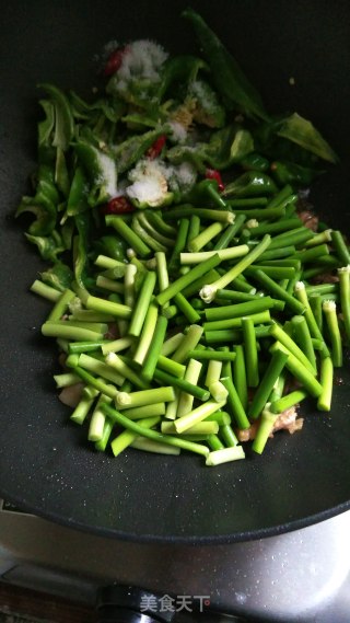 Stir-fried Pork with Garlic Sprouts and Green Pepper recipe