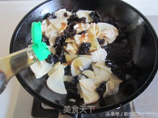 Stir-fried Chicken with Winter Bamboo Shoots and Fungus recipe