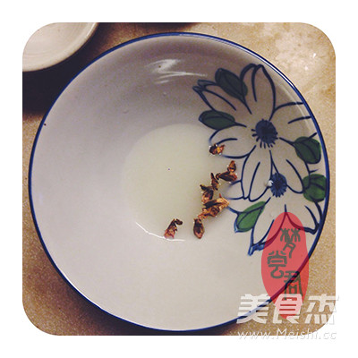 Peach Blossom White Fungus Stuffed Soup with Wine recipe