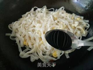 Stir-fried Hor Fun with Chopped Green Onion and Egg recipe