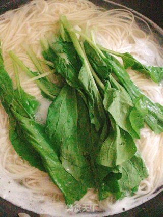 Noodle Soup with Tomato Sauce and Pork Slices recipe