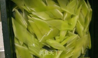 Fresh and Small Fried---scrambled Eggs with Lettuce and Fungus recipe