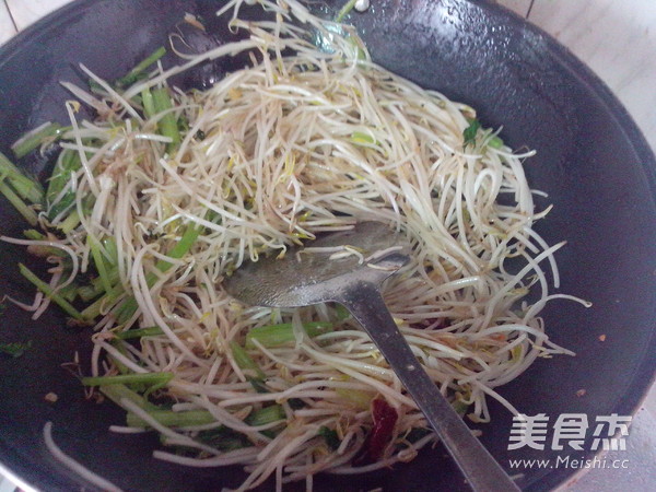 Celery Stir-fried Bean Sprouts recipe