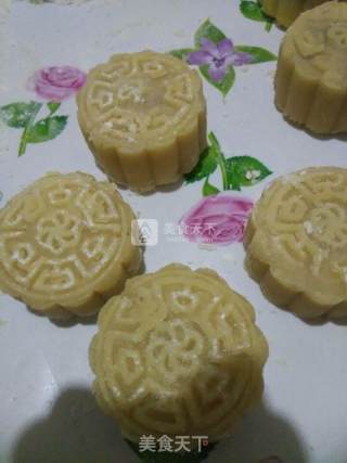 Mooncake with Egg Yolk and Lotus Seed Paste~50g recipe