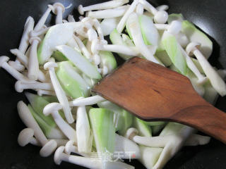 Mustard Shredded White Jade Mushroom Boiled to Bloom at Night recipe