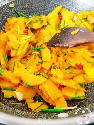 Stir-fried Pumpkin with Leek Flowers recipe