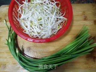 Stir-fried Pork Shreds with Leek and Bean Sprouts recipe